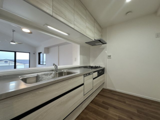 カウンターキッチンは広くゆとりある空間となっており、ご家族で一緒にお料理を楽しむことのできるスペースとなっております。