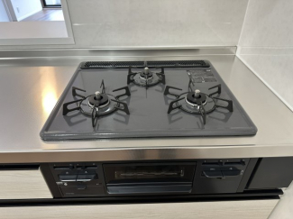 必須の３口コンロ。同時進行で効率アップはもちろん鍋を移動する回数が減り、無駄な動きを軽減。　