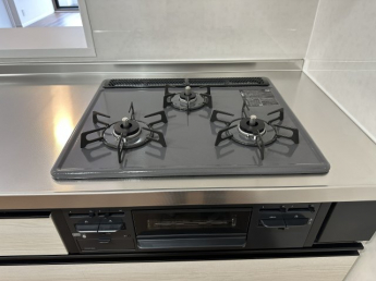 必須の３口コンロ。同時進行で効率アップはもちろん鍋を移動する回数が減り、無駄な動きを軽減。　