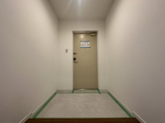 御家族皆様の「いってきます」「ただいま」の声がこだまする、清潔感溢れる玄関スペースです。