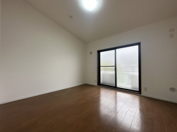 お子様のお部屋にぴったりな居室は収納もありライフスタイルに合わせてお使い頂けます。