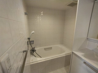 マスターベッドルームのバスルーム(トイレ、洗面付)