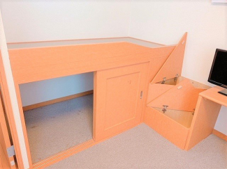 落ち着いた色調の寝室です