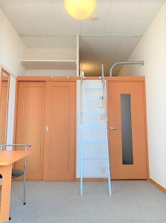 落ち着いた色調の寝室です
