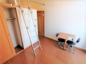 落ち着いた色調の寝室です