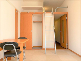 落ち着いた色調の寝室です