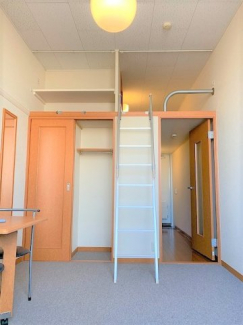 広くて明るい寝室