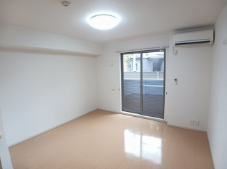 明るい色調の室内です