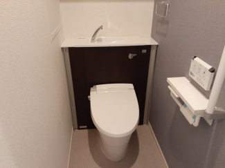落ち着いた色調のトイレです