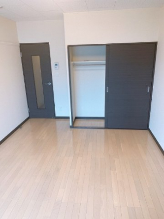 開放的な寝室です