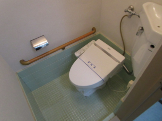 落ち着いた色調のトイレです