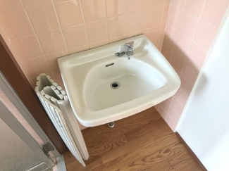 ゆったりとスペースのある洗面所