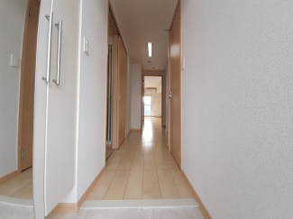 収納もある玄関です