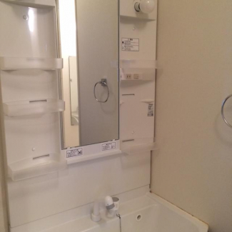 明るい洗面所です