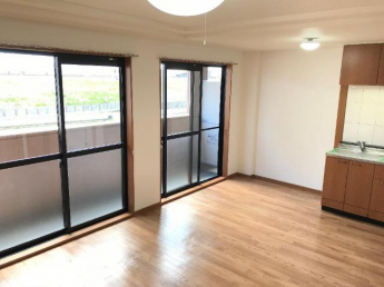 ２つの掃出し窓で明るいリビング