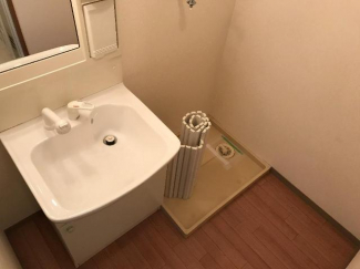 洗濯置き場前にもカゴやラック置けます