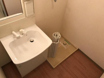 洗濯置き場前にもカゴやラック置けます