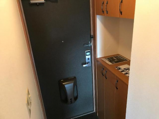 吊り戸付きのカウンター下駄箱