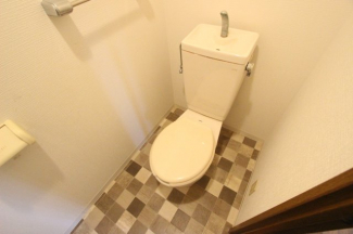 落ち着いた色調のトイレです