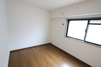 スタンダードな洋室です