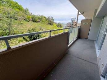 外からの目が気にならないバルコニーで洗濯物が干せます