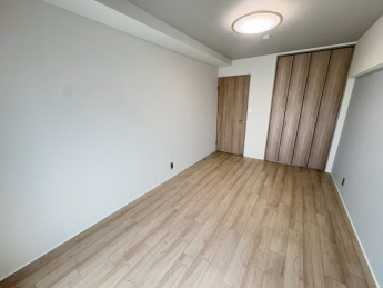 コンパクトで使いやすい洋室です