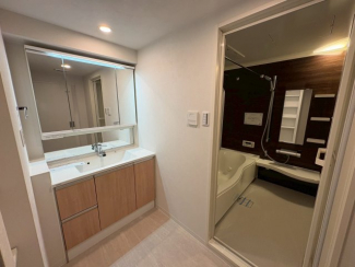 独立洗面台、小物を置くことができて便利です