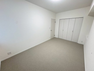 コンパクトで使いやすい洋室です