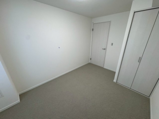 コンパクトで使いやすい洋室です