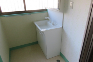 ゆったりとスペースのある洗面所