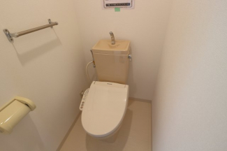 温水洗浄便座付きトイレです。