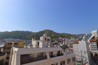 六甲山脈がバルコニーから見れます。