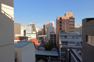 共用廊下から山手幹線を見下ろします。