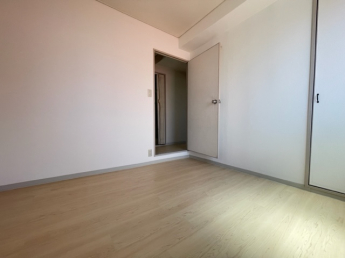 ゆったりした洋室です