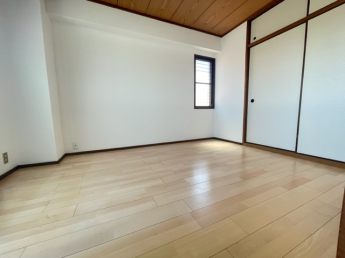 落ち着いた色調の洋室です