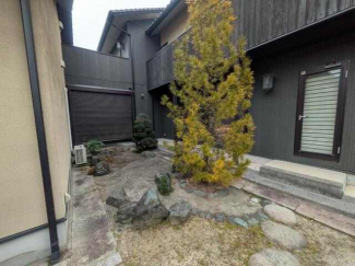 中庭で、採光とプライベートガーデン