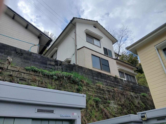 北隣のがけ下宅地から見上げて2棟の　右側2階建て