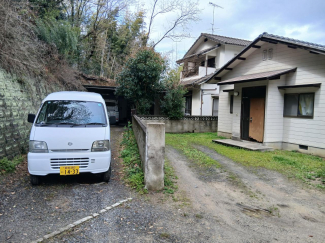 奥の一段高い家　玄関への専用通路（車駐車の塀より左側）