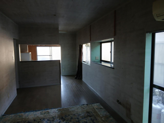 15帖LDF北側　左側の腰板は台所シンクの裏板