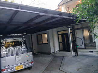 玄関前広間　中央は玄関・右はLDK引違い戸　左は駐車場他広間