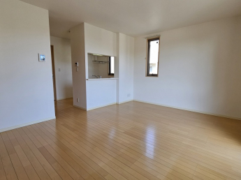 13.21帖のLDKです。角部屋なので2面窓があります