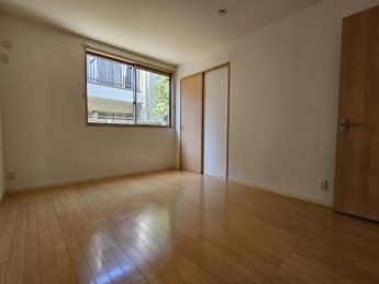 7.4帖のゆったりとした寝室です