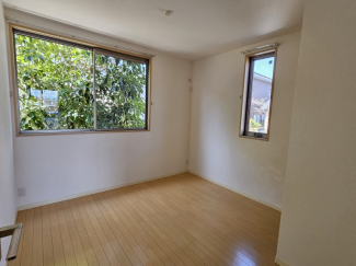 こちらは5.5帖の洋室。角部屋なので2面窓があります。