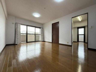 南西角で明るいLDK