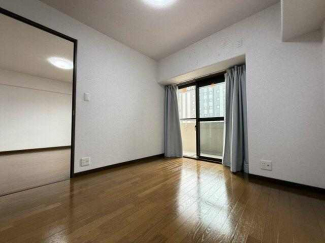 リビング横で使い勝手良好な洋室