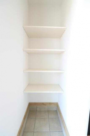 【施工例】玄関には土間収納が付いています。可動式の棚付きで、