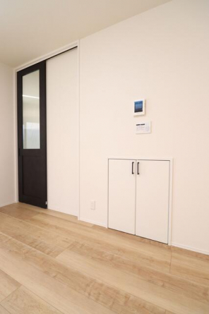 【施工例】リビングには階段下を利用した収納を設置。日用品のス