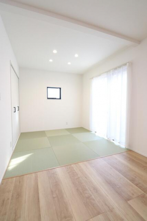 【施工例】リビング横の４．５帖の和室は、家族みんなに便利なマ