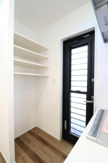 【施工例】キッチンにはパントリーがあり、お米や飲料水など買い