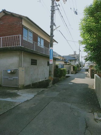 駐車場への目印は電柱看板がございます。このまま２２２ｍ南へ進